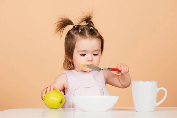 Vauva Syö Ruokaa Pikku Vauva Syö Hedelmiä Sose — kuvapankkivalokuva
