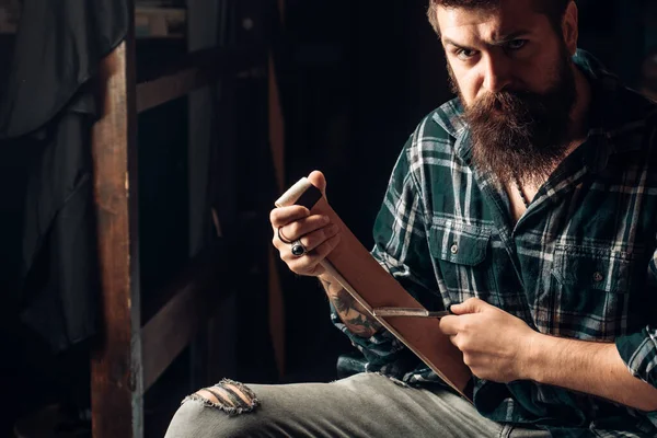 Peluquero Maestro Hace Peinado Estilo Con Tijeras Peine Peluqueros Trabajan —  Fotos de Stock