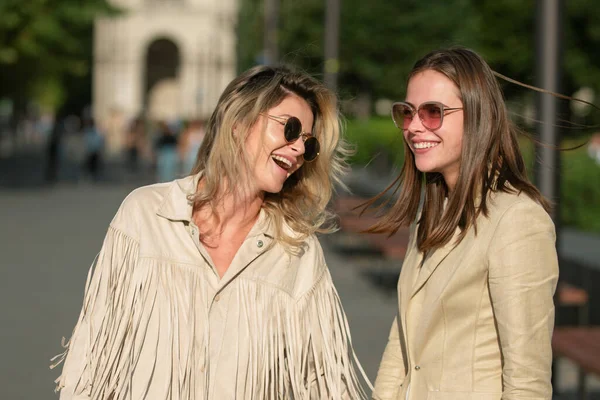 Dos Mujeres Felices Emocionadas Caminando Juntas Calle Mujer Modelo Alta —  Fotos de Stock