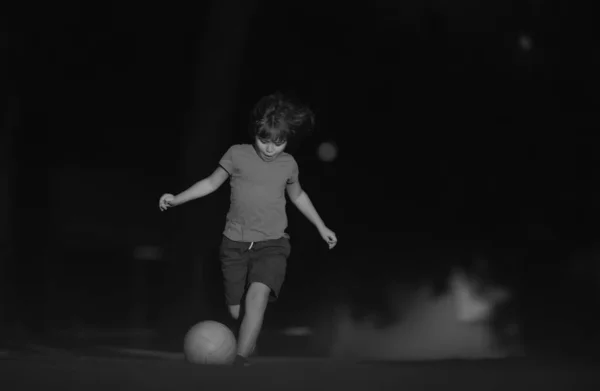 子供はサッカーをし 幸せな子供はスポーツサッカーゲーム 子供の活動 小さなサッカー選手を楽しんでいます 公園の遊び場でサッカーをしている子供 — ストック写真