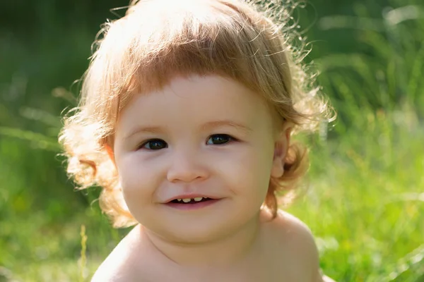 夏の庭で家族のピクニックを楽しんでいる子供 赤ん坊の顔が近くに 面白い小さな子供のクローズアップ肖像画 ブロンドの子感情の顔 — ストック写真