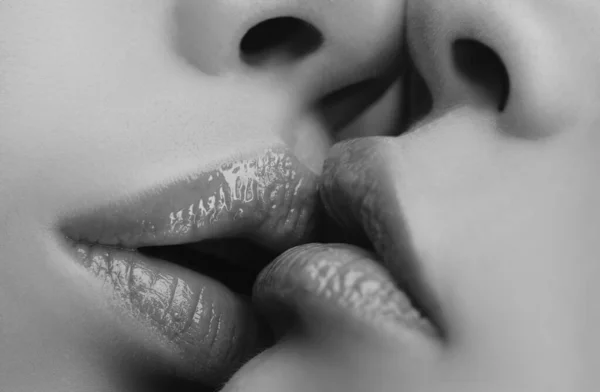 Lgbt Paar Lesbisch Zoenen Kus Rode Lippen Sexy Mond — Stockfoto