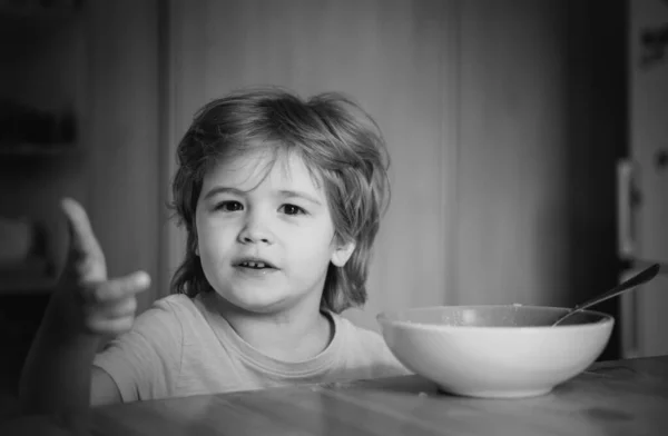 Bebek Yerken Çocuk Için Yiyecek Içecek Küçük Bebek Yiyor Mutlu — Stok fotoğraf