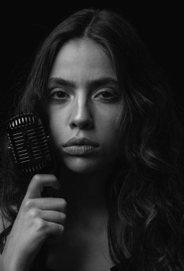 Klasik mikrofonlu yakın çekim kadını. Kız şarkıcı. Konser, şarkı