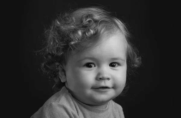 赤ちゃんの肖像画 かわいい子供の頭を閉じてください 黒のスタジオに隔離された — ストック写真