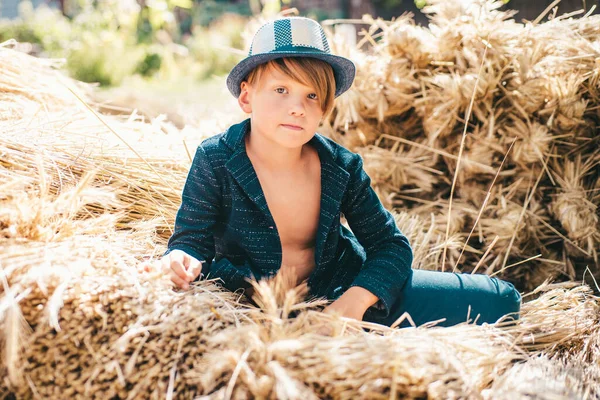 Kid Een Herfstvakantie Farm Jongen Jongen Houdt Van Bladgoud Ligt — Stockfoto