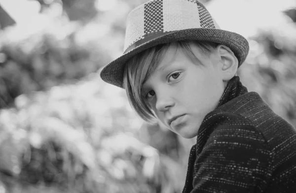 ファーム村背景にかわいい小さな子供男の子 カメラ目線の少年 クローズ アップの肖像画 ファームの幼年期 村の良い時間 秋の子供ファッション帽子 — ストック写真