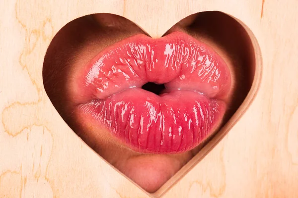 唇はハート型です バレンタインデーのコンセプト 女の子のキス 女性の唇がキス 自然の美しさリップケア 官能的な女性の口 光沢のあるリップと赤いリップ — ストック写真