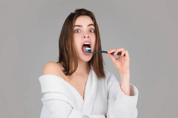 驚くべき女性の歯をブラッシング興奮 健康な白い歯を持つ若い女性の美しい笑顔 孤立した背景 歯科治療 — ストック写真