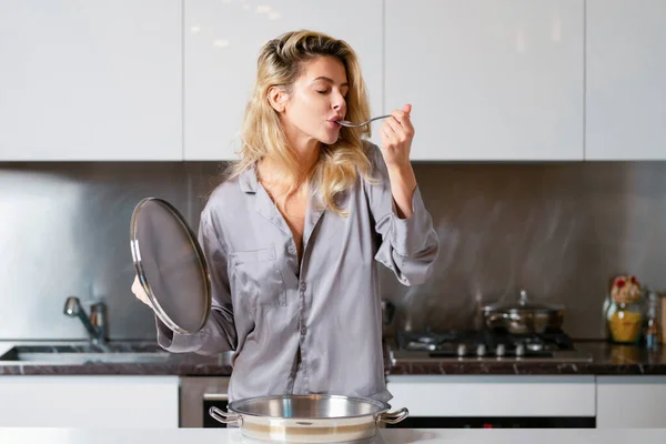 Chica Con Olla Para Cocinar Haciendo Tareas Domésticas Concepto Limpieza — Foto de Stock