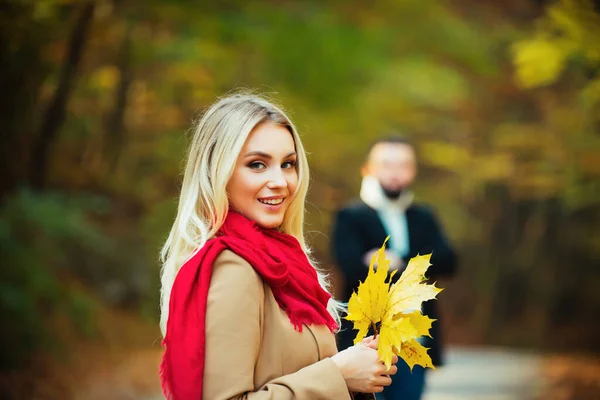 在秋天的树叶上 恋人坠入爱河 大自然美丽的秋天 在公园里散步的年轻女人 — 图库照片