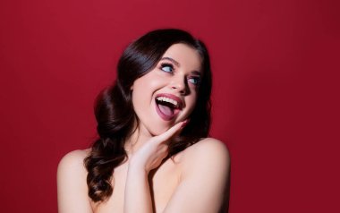 Genç bir kadının şehvetli portresi. Güzel bir model kız. Zarif Leydi.