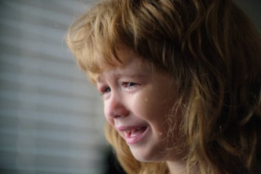 Gözyaşları içinde ağlayan küçük çocuğun yüzünü kapat. Evde ağlayan bir çocuğun portresi. Çocuk Üzgün Duyguları