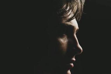 Yakışıklı, kendine güvenen adam. Stüdyoda poz veren ciddi biri.