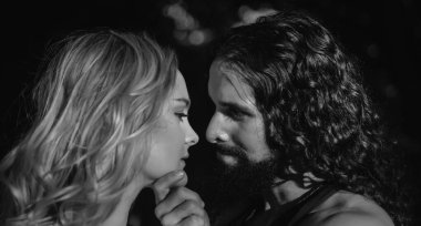 Şehvetli aşıklar yüz yüze. Birbirlerine yakın seksi çiftler. Kız arkadaş ve erkek arkadaş. Karı koca. Erkek ve kadın açık havada. Aşık bir çiftin romantik portresi.