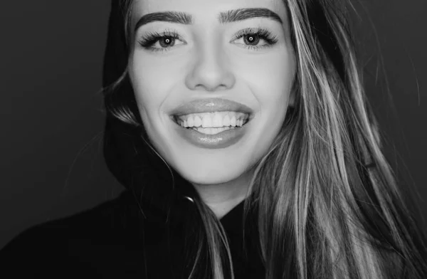 Посміхайся Дівчині Крупним Планом Портрет Краси Усміхнена Молода Жінка Сірому — стокове фото