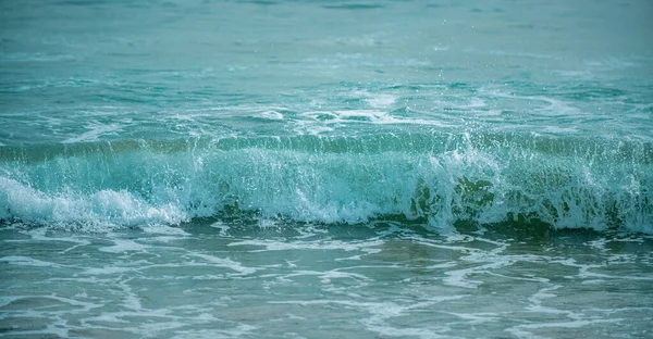 海洋或热带海浪 海洋背景 有海浪的热带海滩 自然背景 暑假和旅行概念的复制空间 — 图库照片