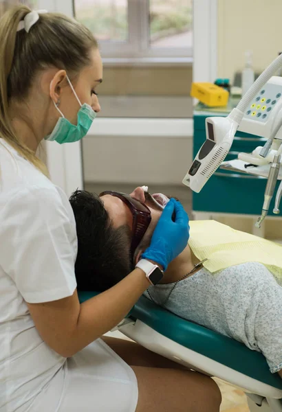 Νεαρός Διαλέγει Χρώμα Δοντιών Στον Οδοντίατρο Από Κοντά Ένας Γενειοφόρος — Φωτογραφία Αρχείου