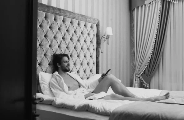 Der Mann Wacht Morgens Schlafzimmer Auf Attraktiver Mann Bett Liegend — Stockfoto