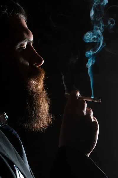 Hombre Fumando Cigarrillo Humo Sobre Fondo Negro Humo Cigarrillo Sobre — Foto de Stock