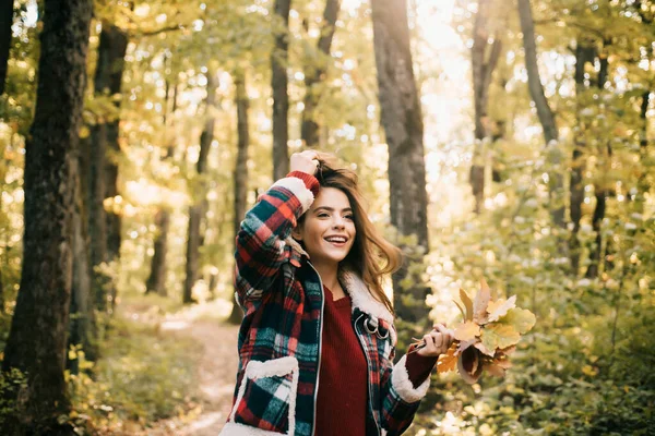 Szczęśliwa Młoda Kobieta Parku Słoneczny Jesienny Dzień Żółty Drzew Liści — Zdjęcie stockowe