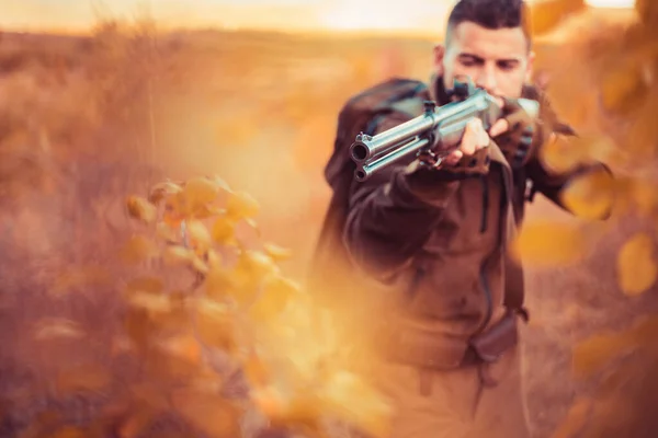 秋の狩猟シーズン 森の中でライフルを狙うハンター 銃の銃身 — ストック写真