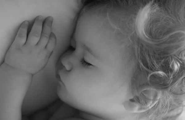 Söt Baby Barn Sover Sängen Närbild Sömniga Barn Ansikte — Stockfoto