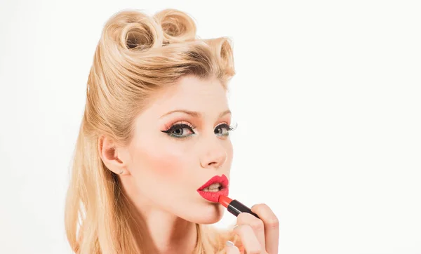 Wspaniałe Kobiece Usta Wysoka Modelka Kolorowym Modnym Makijażem Leczenie Twarzy — Zdjęcie stockowe