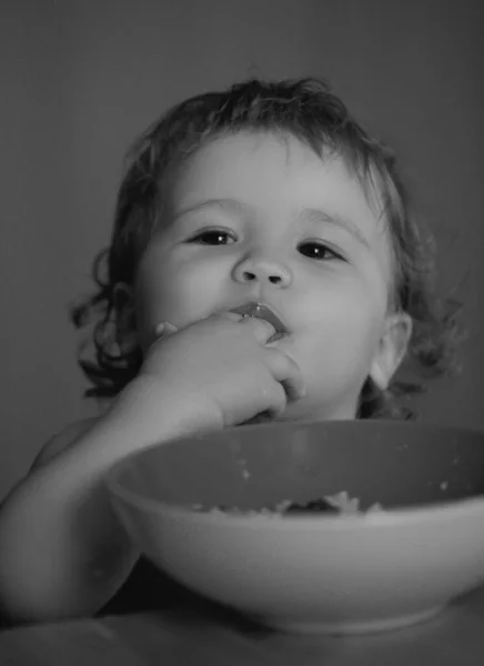 Zabawne Dziecko Samo Jedzenie Łyżką Kuchni Zabawna Twarz Dziecka Zbliżenie — Zdjęcie stockowe