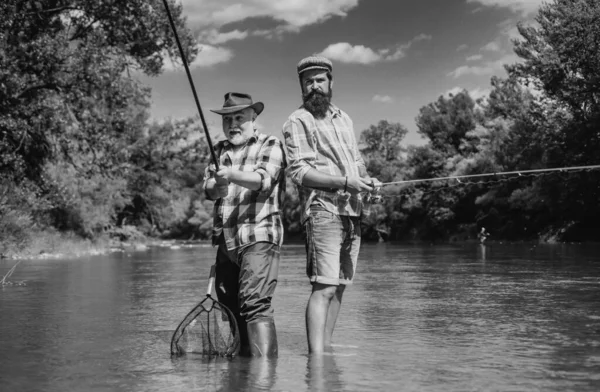 Alabalık Avlamak Için Baba Oğlu Ile Nehirde Balıkçılık Balıkçılık Balıkçılık — Stok fotoğraf