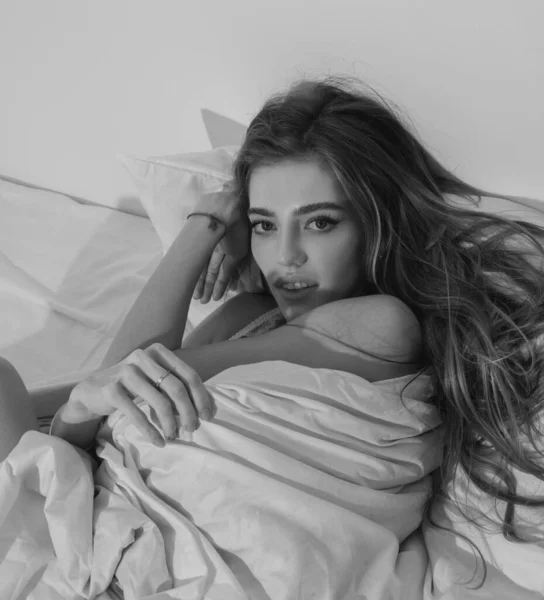 Αισθησιακή Γυναίκα Ξαπλωμένη Στο Υπνοδωμάτιο Νωρίς Πρωί Σέξι Κοπέλα Που — Φωτογραφία Αρχείου