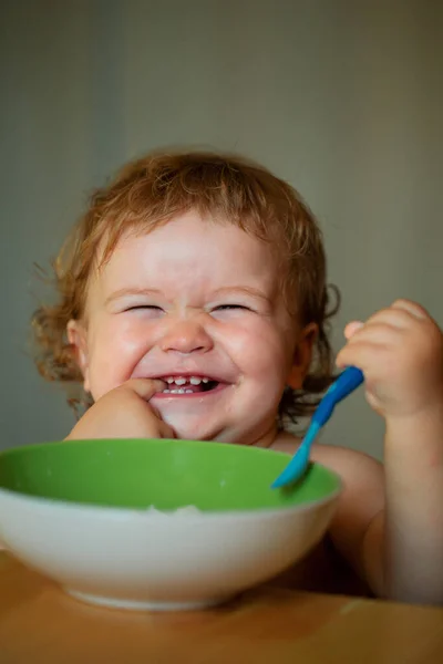 Bambino Sorridente Che Mangia Cibo Lancio Bambino Con Cucchiaio — Foto Stock