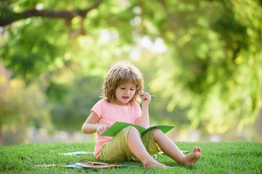 Mesafeli çocuklar öğreniyor. İlkokul ve çocuk öğrenci konsepti
