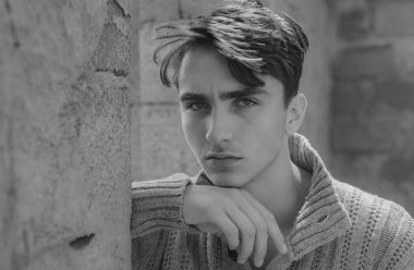 Moda erkek modeli. Tarz ve trend. Zarif giyinmiş seksi erkek manken, erkek modası.