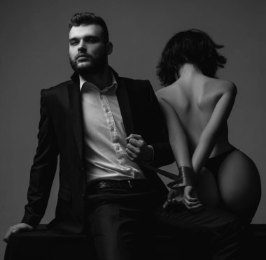 Şehvetli çift öpücüğü. Birbirine aşık çift. Romantik ve aşk dolu. Samimi bir ilişki. Baskın adam. Tutku ve şehvetli dokunuş