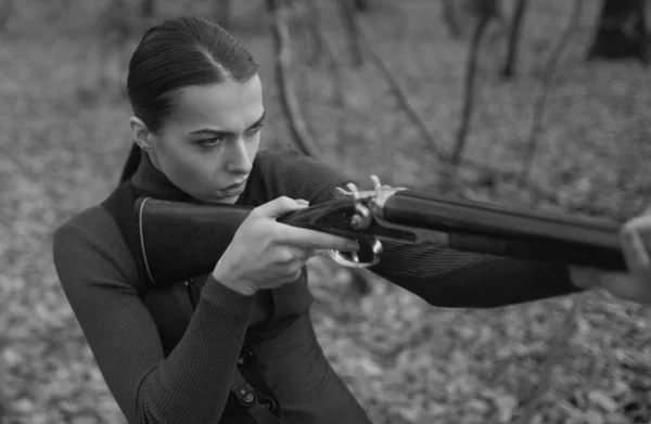 Cacciatore Portare Fucile Bersaglio Colpito Cacciatrice Donna Nella Foresta Donna — Foto Stock