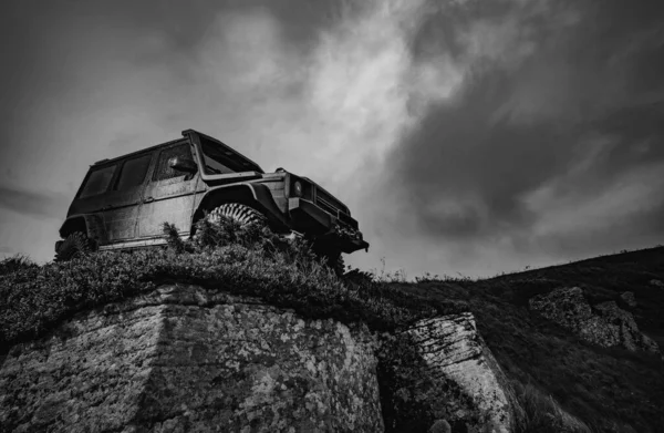 Позашляховик Екстремальна Екскурсія Лісу Позашляховик Гірській Дорозі Класичний Автомобіль 4X4 — стокове фото