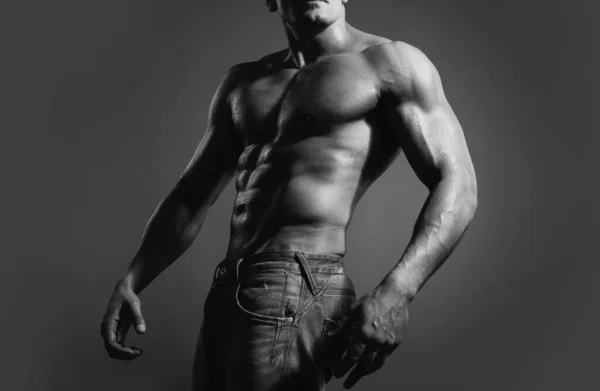 Sexy Muscular Homem Forte Cara Jeans Fundo Isolado Cinza Corpo — Fotografia de Stock