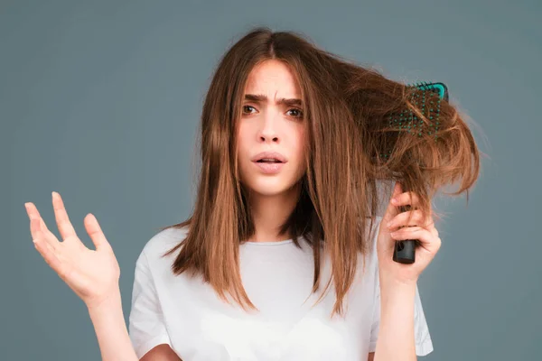 Kobieta Wypadanie Włosów Grzebieniem Problematyczne Włosy Utrata Włosów Zestresowana Kobieta — Zdjęcie stockowe