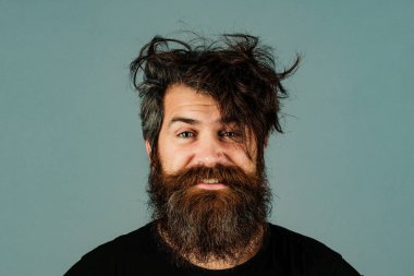 Günaydın, mutlu komik adam, gülümse. Yakışıklı, gülümseyen genç adam. Olumlu insan yüz ifadeleri ve duyguları. Akşamdan kalma gülümseyen hippi, yüzünü kapat. Yine Pazartesi sabahı.