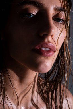 Stüdyo, zarif bir kadının portresini yakın çekim. Yüksek model.