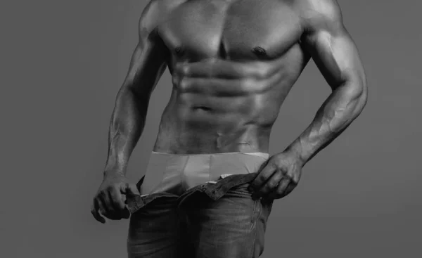 Mężczyzna Seksownym Ciałem Facet Rozbiera Spodnie — Zdjęcie stockowe