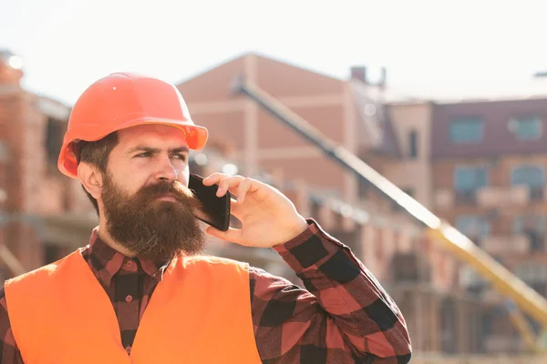 Portrait Man Builder Hardhat Working Construction Site Talking Phone Portrait — Stock Photo, Image