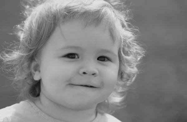 Nahaufnahme Porträt Eines Blonden Babys Lustige Kindergesichter Sommer Naturpark — Stockfoto