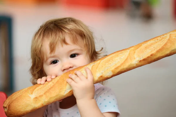 Söt Baby Äta Fransk Baguette Vitt Bröd Lustigt Att Småbarn — Stockfoto