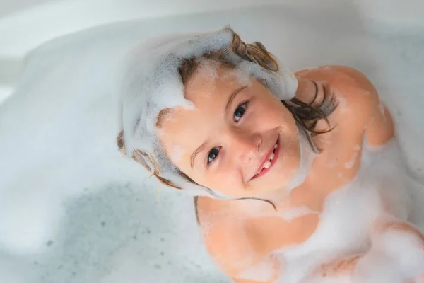 孩子们洗发水孩子头上的泡沫 孩子在泡泡浴时很开心 快乐的孩子享受着洗澡时间 小男孩在浴室里笑着用肥皂泡沫 小孩在用泡沫洗澡时洗澡 — 图库照片