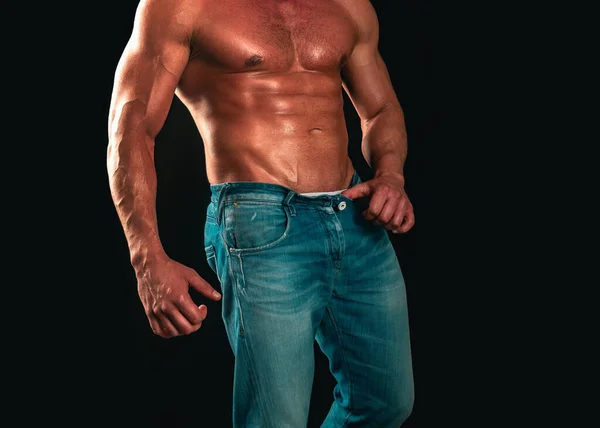 ジーンズの美しい若い運動選手の肖像画 または6パックのアスレチックマン 胸の筋肉 男性の胴 — ストック写真