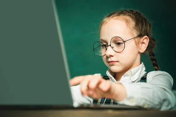 Aluno Trabalhando Computador Portátil Sobre Fundo Blackboard Criança Perto Quadro — Fotografia de Stock