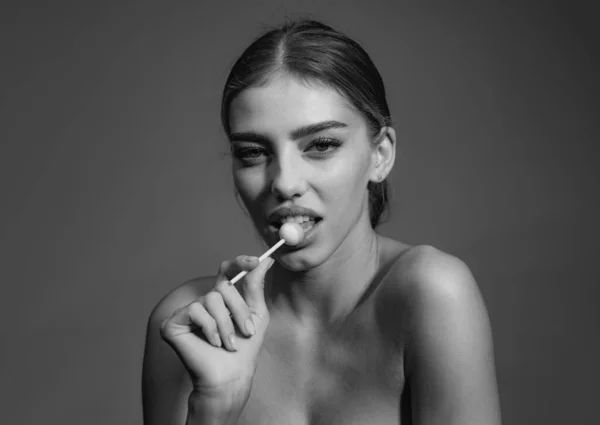 Seksi Kız Portresi Açık Ağızlı Seksi Sarışın Pop Sanatçısı Lolipop — Stok fotoğraf