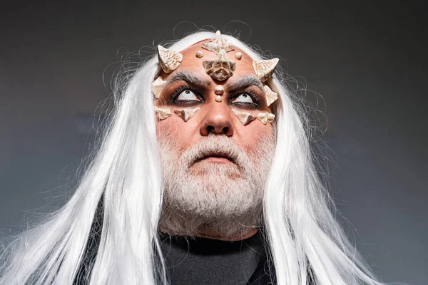满头胡须的老人穿得像万圣节怪物 有龙皮和角的魔法师 人类邪恶的角 灰胡子 魔鬼角 — 图库照片
